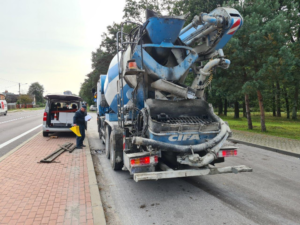 Samochód ciężarowy przewożący beton na punkcie kontrolnym podczas ważenia