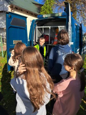 Uczniowie szkoły podstawowej w Gwoźdźcu przy pojeździe służbowym ITD
