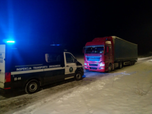Kontrolowany pojazd i samochód Inspekcji Transportu Drogowego na punkcie kontrolnym