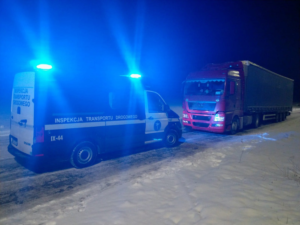Kontrolowany pojazd i samochód Inspekcji Transportu Drogowego na punkcie kontrolnym