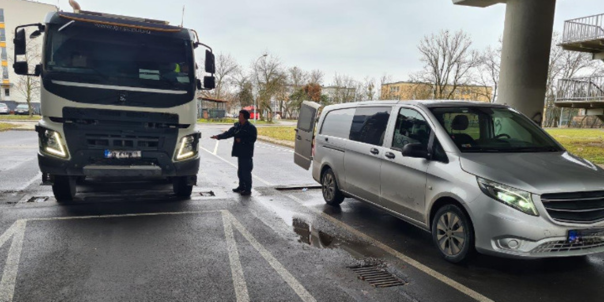 Pojazd nienormatywny z usterkami i bez dokumentów.