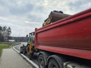 miejsce kontroli, kontrolowany pojazd i koparka przeładowujące pospółkę