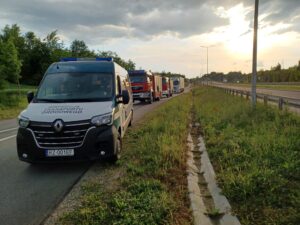 Pojazdy inspekcji, straży pożarnej i AKS na miejscu kontroli