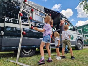 Piknik rodzinny TVP Rzeszów z udziałem Inspekcji Transportu Drogowego, dzieci przy refleksometrze