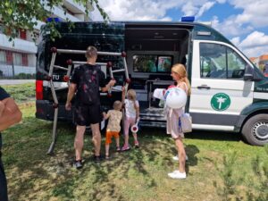 Piknik rodzinny TVP Rzeszów z udziałem Inspekcji Transportu Drogowego, dzieci przy refleksometrze