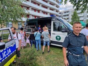 Piknik rodzinny TVP Rzeszów z udziałem Inspekcji Transportu Drogowego, odwiedzający przy pojeździe służbowym ITD