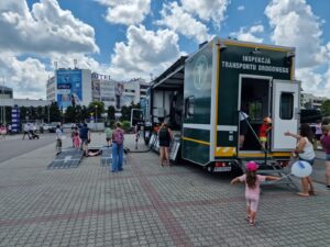 Piknik rodzinny TVP Rzeszów z udziałem Inspekcji Transportu Drogowego, prezentacja mobilnej jednostki diagnostycznej