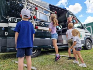 Piknik rodzinny TVP Rzeszów z udziałem Inspekcji Transportu Drogowego, zieci przy refleksometrze