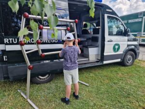 Piknik rodzinny TVP Rzeszów z udziałem Inspekcji Transportu Drogowego, dzieci przy refleksometrze