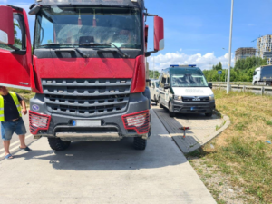 Samochód ciężarowy na na punkcie kontrolnym, podczas procedury ważenia, obok pojazd Inspekcji Transportu Drogowego