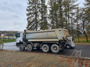 kontrolowany pojazd na punkcie kontrolnym