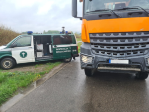 Kontrolowany pojazd na miejscu kontroli, obok pojazd Inspekcji Transportu Drogowego