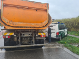 Pojazd przejeżdża przez wagę zainstalowaną w drodze na miejscu kontroli