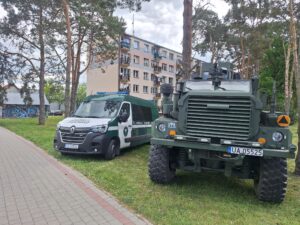 Pojazd służbowy ITD obok wozu bojowego Wojska Polskiego