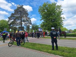 Inspektor Transportu Drogowego na tle parku- miejsca wydarzenia